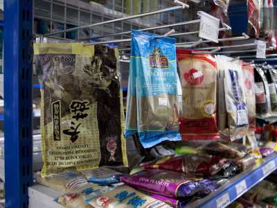 �Inizialmente era solo un centro per spedizioni postali � ci racconta l�uomo che � a Bari da 12 anni�, ma in seguito l�ho convertito in bazar. Qui vendo prodotti italiani, filippini, thailandesi e altri ancora�